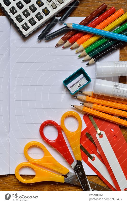 farbcontest | Bastel-Arbeitsplatz basteln malen schreiben notieren Utensilien bunt Farben Stifte Hausaufgaben Schule Büro Büroarbeit Hobby Tisch Freifläche