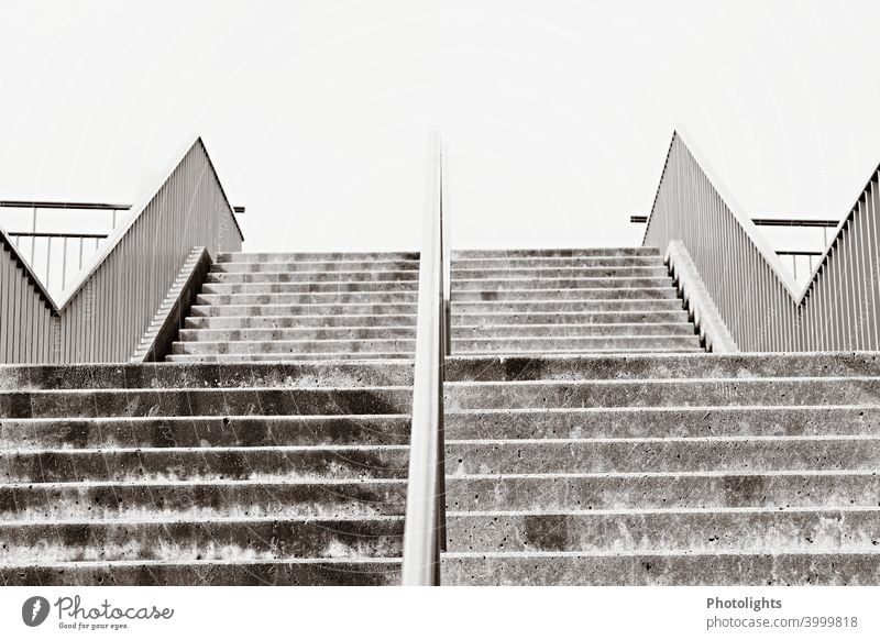 Treppe geteilt durch Metallstange Stufen Himmel Architektur aufwärts Treppengeländer Geländer abwärts Menschenleer aufsteigen stufen Abstieg schwarz weiß grau