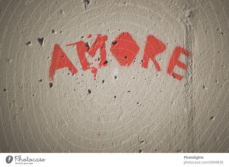 Auf einer Wand steht das Wort Amore geschrieben Liebe Rot Graffiti Farbfoto Außenaufnahme Mauer Verliebtheit Gefühle Romantik Menschenleer Herz Zeichen