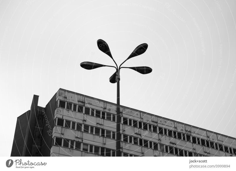 Laterne am grauen verlassen Haus Fassade Berlin-Mitte Nachkriegsmoderne DDR Ostalgie retro Bürogebäude Stil Tristesse Silhouette Hintergrund neutral