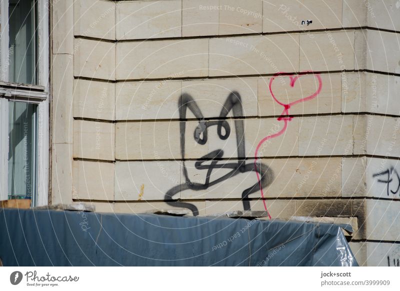 Hundetrick mit Phantasie und Luftballon in Herzform Straßenkunst Graffiti Wand Wandmalereien Fassade Bauzaun Spray Comic Kreativität Herz (Symbol) Subkultur