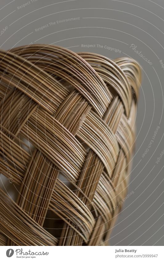 Vintage böhmischen gewebten Korb mit Jakobsmuschel Rand Bohemien Boho Textur Muster abstrakt Weide Holz braun Bambus Weben Stroh Design Material Rattan