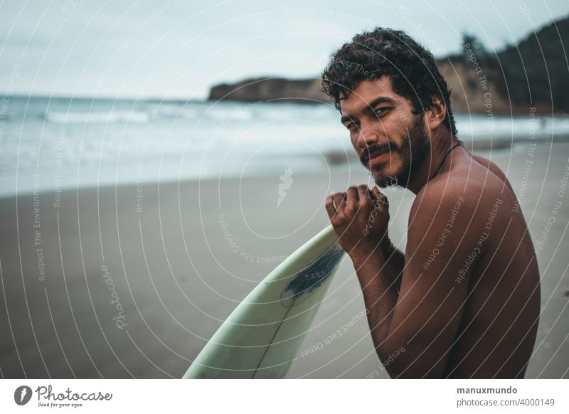 lateinamerikanischer Surferboy, ecuadorianische Strände, montañita Latein Amerikaner schwarz Junge Strand Ecuador Sonne Lifestyle