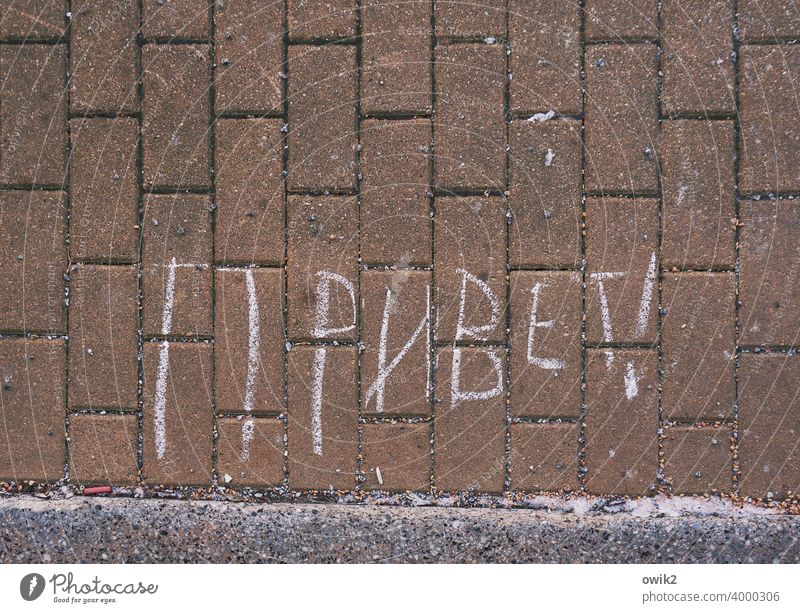 Ukrainische Grüße freundlich kindlich Großbuchstaben eckig Kreideschrift Kreidezeichnung weiß Textfreiraum rechts Kontrast Kommunizieren Textfreiraum unten