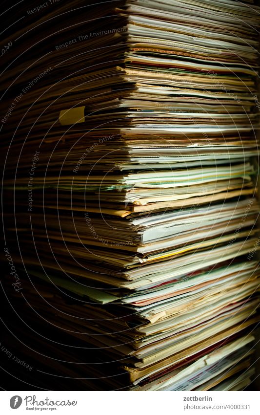 Papierstapel akten aktenstapel altpapier analog archiv ausruhen brief briefwechsel büro bürokratie büroschlaf datei daten dokument dokumentation papierstapel