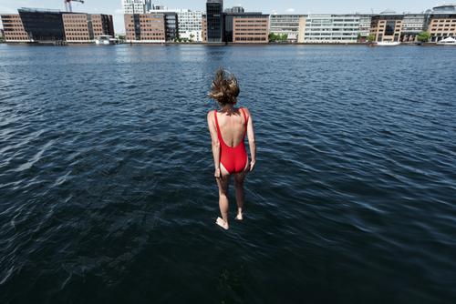 Wenn Sie in Kopenhagen leben, lädt die Stadt selbst zum Radfahren ein. Eigentlich gibt es in Kopenhagen mehr Fahrräder als Einwohner. Es liegt am Wasser und hat so viele Abschnitte an der Hafenfront. Als Stadt, die von Wasser umgeben ist, ist Kopenhagen eine Freude für Schwimmer.