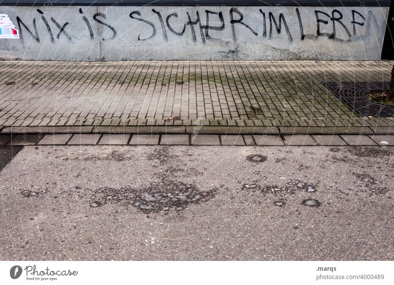 Nix is sicher im Leben Schriftzeichen Schicksal Religion & Glaube Hoffnung Sicherheit Gefühle bodenständig Graffiti Wand Beratung Kommunizieren