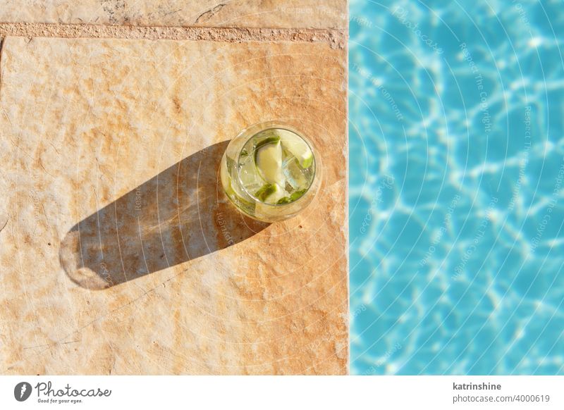 Hausgemachter erfrischender Mojito-Cocktail in einem hohen Glas Mocktail Minze Kalk Draufsicht Pool Schwimmbad Caipiroska Caipirinha Limonade Getränk trinken