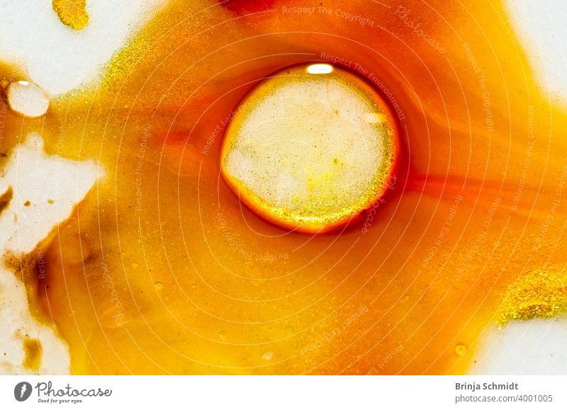 Flüssiger Aquarellfarbverlauf mit Blasen und Strukturen in orange, gold, braun und gelb Marmorierung translucent red pattern liquid fluid bright sparkle wave