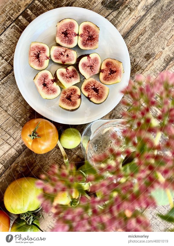 Frische Feigen Obstgarten frisch sommerfrische Holztisch Snack Snackbar Gesundheit gesund gesunder lebensstil Gesunde Ernährung Tomate Tomaten Blumenstrauß