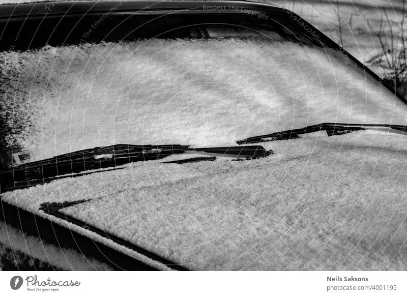 Auto komplett mit Schnee bedeckt - ein lizenzfreies Stock Foto von Photocase