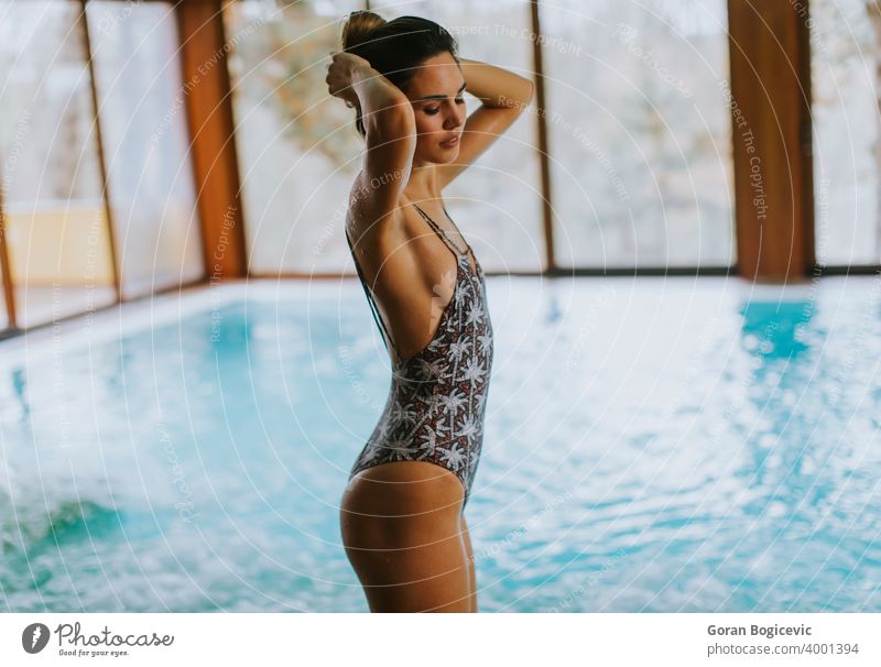 Schöne junge Frau steht am Schwimmbad schön Badeanzug attraktiv Pool Körper Wasser Erwachsener Lifestyle Stehen Schönheit Kaukasier schlank Badebekleidung