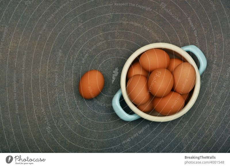 Schale mit braunen Hühnereiern auf dem Tisch Eier Hähnchen frisch Schalen & Schüsseln Pfanne pannikin Metall Menschengruppe eine viele Grunge dunkel Nahaufnahme