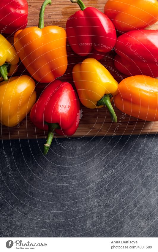 Orange, rote und gelbe Paprikaschoten Klingel organisch Gemüse orange farbenfroh frisch Gesundheit Bestandteil Lebensmittel Frische Salatbeilage essen Diät