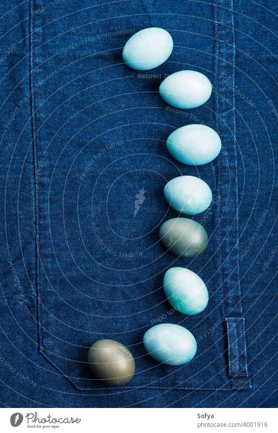 Blau gefärbt Ostern hart gekochte Eier auf Denim Schürze Hase blau Frühling Textur Jeansstoff Muster dunkel Hintergrund Gewebe Design Jeanshose Textil indigo