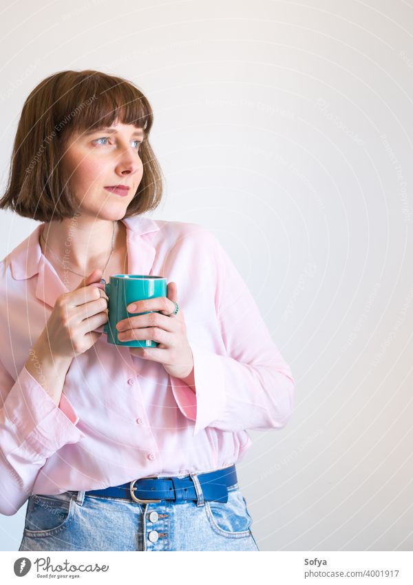 Junge Frau mit rosa Hemd trinkt Kaffee Mode Mädchen Gesicht Tee Becher Lächeln Tasse Pastell trinken genießen modern Optimist Amerikaner Porträt heiß Lifestyle