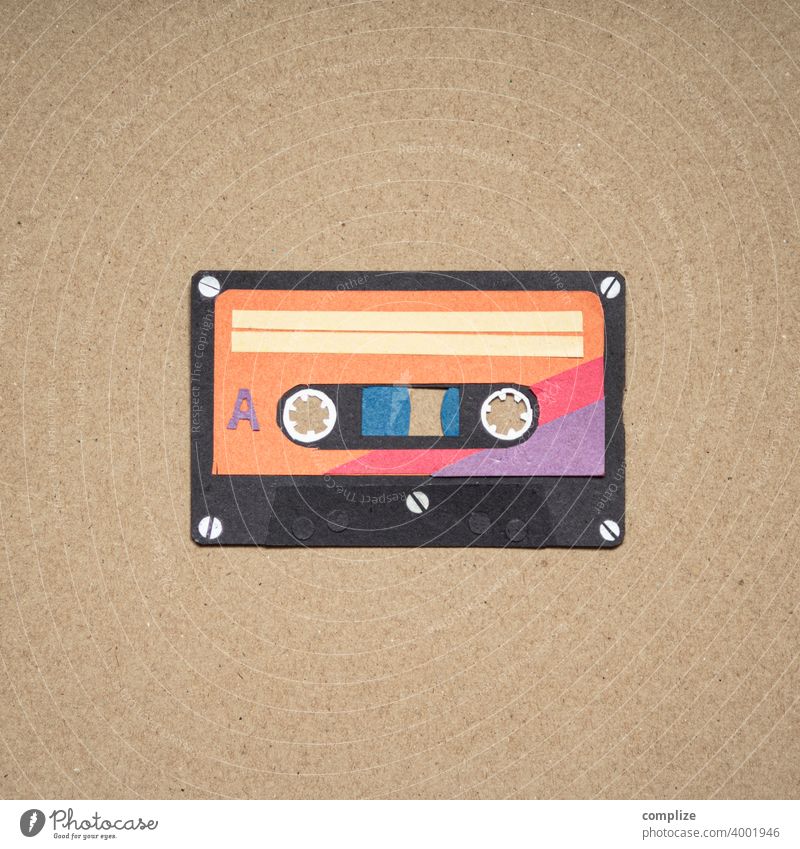 Kassette im Quadrat Flyer Diskothek Party clubbing anhören Scherenschnitt ausgeschnitten Papier Pappe retro-stil Vintage 80er 70er Jahre mix tape Popmusik
