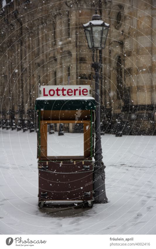 Viel Glück - mobiles Lotteriehaus lotto Glücklos Glücksspiel Farbfoto Tag Menschenleer Winter Schnee Straße verlassen Laterne Laternenpfahl