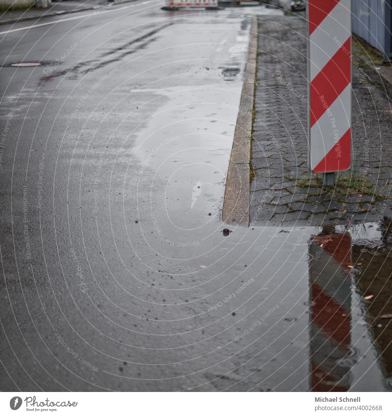 Achtung: Schlechtes Wetter! Regen Wasser nass Straße Verkehrsschild Baustelle Außenaufnahme Menschenleer Verkehrszeichen Straßenverkehr Stadt Hinweisschild