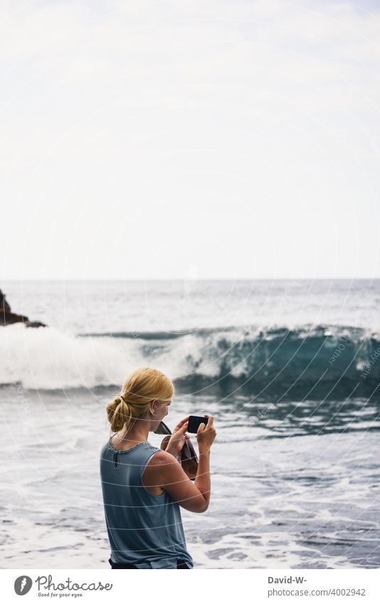 Urlaubsfoto - Frau fotografiert das Meer fotografieren Andenken Erinnerung Foto Handy Urlaubsgrüße Kamera Ferien & Urlaub & Reisen