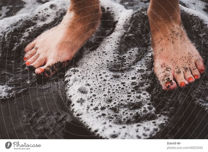 schwarzer Strand -  mit den Füßen das Meer fühlen schwarzer Sand Wasser Frau Ferien & Urlaub & Reisen kühl erfrischend Erholung Küste