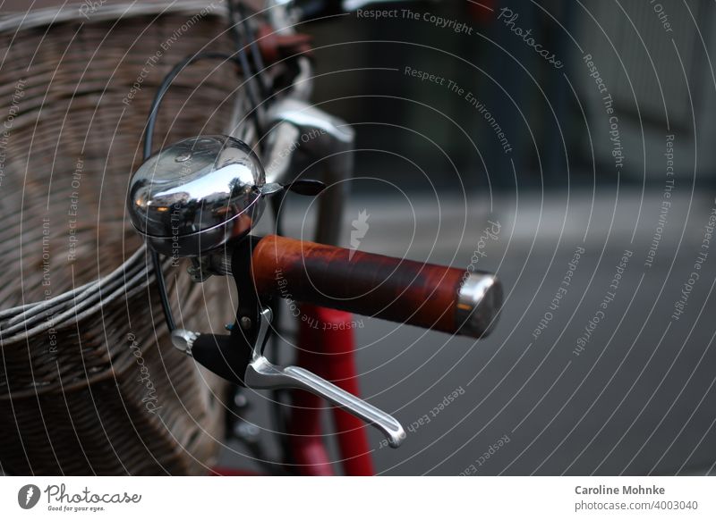 Fahrradlenker mit Klingel, Griff und Korb Fahrradfahren Außenaufnahme Farbfoto Menschenleer Tag Verkehrsmittel Wege & Pfade Straßenverkehr Fahrradklingel