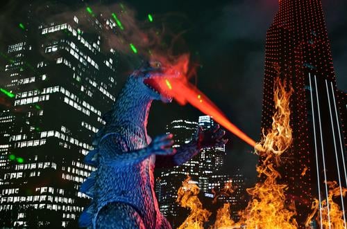 deeper underground Godzilla Monster Schatten Licht Urzeit Außenaufnahme Kontrast Natur ausgestorben Tier Dinosaurier Farbfoto Nahaufnahme grün bedrohlich Gebiss