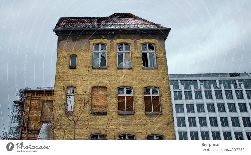 Berlin-Stralau, Industriebau des früheren Glaswerks und Neubau Halbinsel alt neu Fenster zersplittert Strukturwandel Kontrast Scheiben Glasscheiben