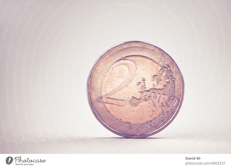 Nahaufnahme einer Euromünze Geld € Geldmünzen Euromünzen Detail Sparen Finanzen sparen Bargeld Wirtschaft