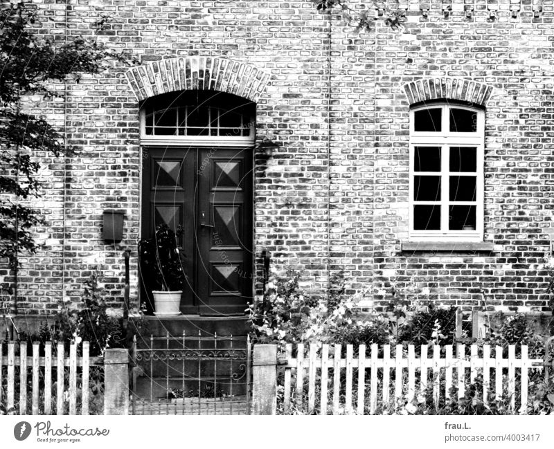 Ein freundliches altes Backsteinhaus Tür Haus Sonnenlicht Altbau Dorf Zaun Blume Tag Fenster Gartenzaun Degersen
