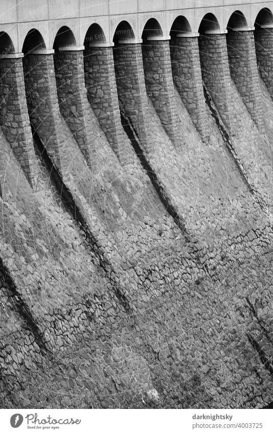 Staumauer einer Talsperre aus Bruchstein Mauerwerk und mit einer Auflagerung sowie Krone aus Beton Bauwerk Steil Bögen Parabel Menschenleer Wasser Außenaufnahme