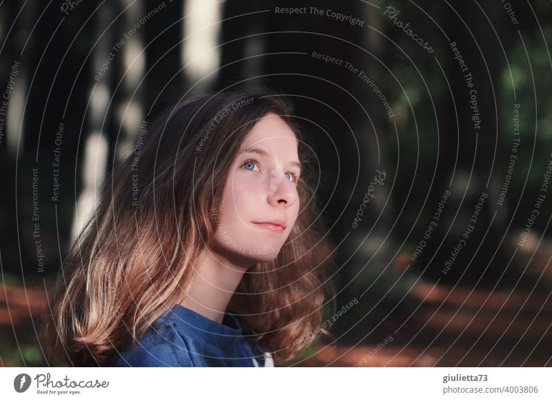 Porträt eines Teenager Mädchens im Wald, 13 Jahre alt, blickt lächelnd und hoffnungsvoll in die Zukunft Zentralperspektive Schwache Tiefenschärfe Unschärfe