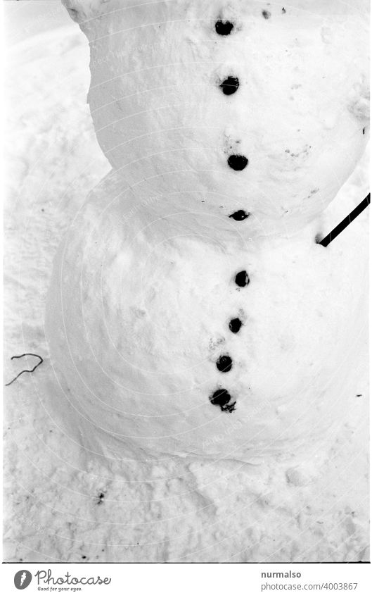 Schneemann kopf kopflos schnee kugel kinder spass spielen figur schneefigur knöpfe kohle tradition kälte winterferien geformt vergänglichkeit januar februar