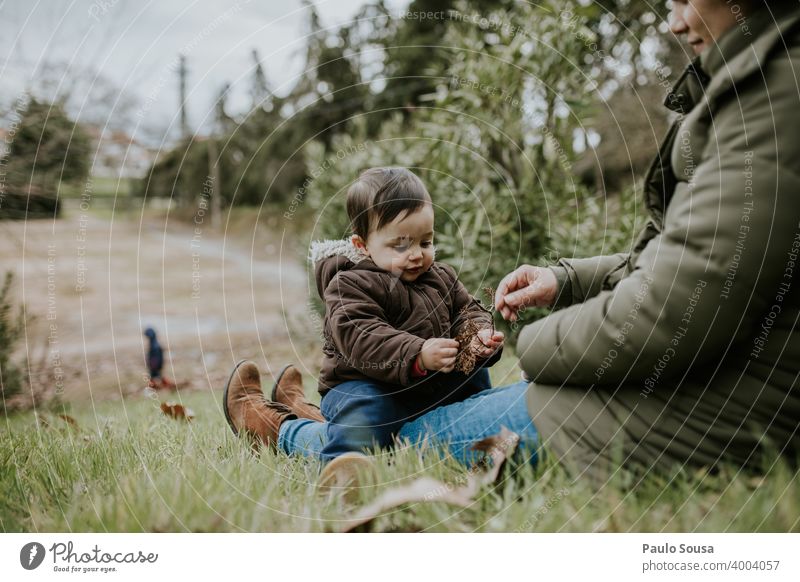 Mutter und Sohn spielen im Park Mutterschaft authentisch Mutter mit Kind Zusammensein Zusammengehörigkeitsgefühl Kindheit Glück Frau Pflege Kaukasier