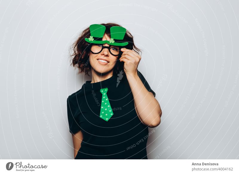 St. Patricks Day Party Symbol 17. März Kind Frau Mädchen jung Geldmünzen Hut Kobold Fotokabinen-Requisiten grün glücklich Papier Kleeblatt kiss me im irish Tag