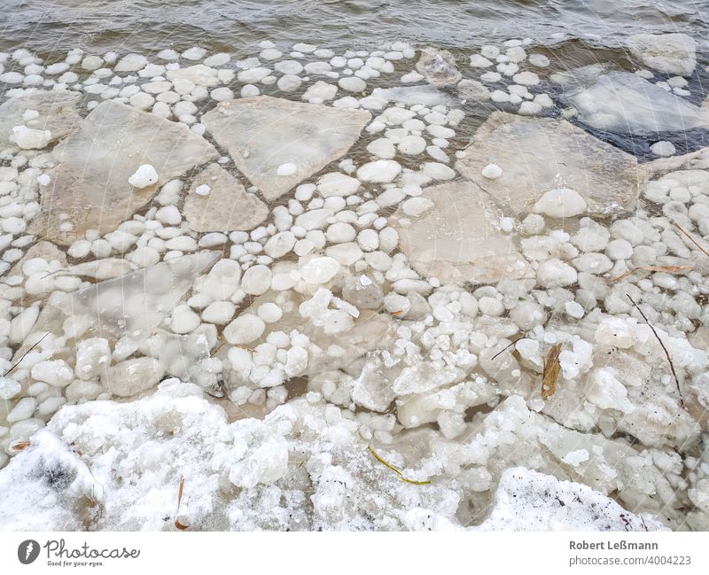 große und kleine Eisschollen auf einem See gefroren Meer Frost Scheibe Scholle eingefroren Eiskristalle Hintergrund eisig abstrakt Winter Schnee Wasser