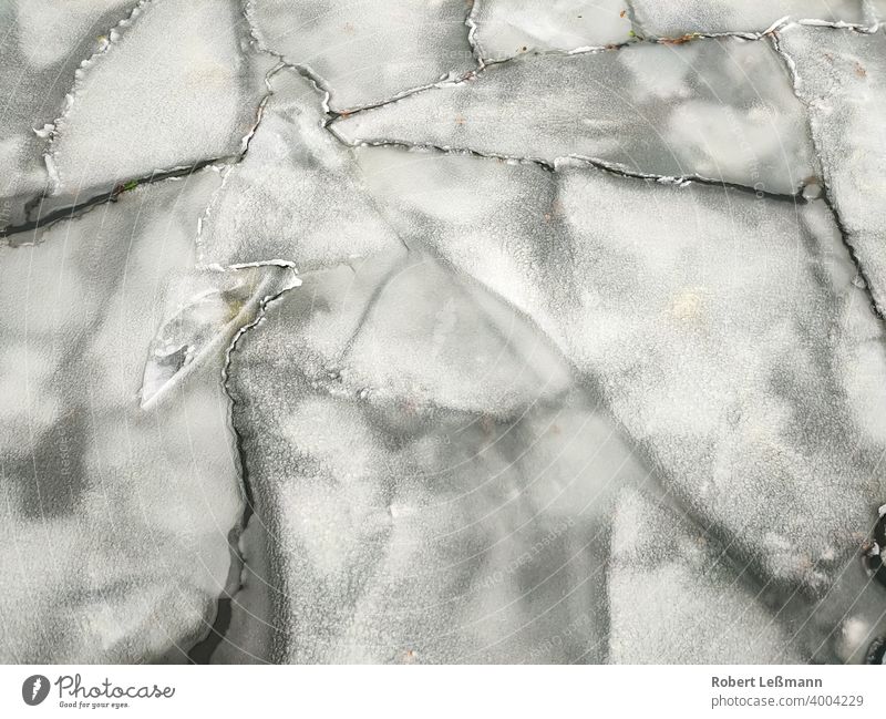 viele Eisschollen auf einem See gefroren Meer Frost Scheibe Scholle eingefroren Eiskristalle Hintergrund eisig abstrakt Winter Schnee Wasser Jahreszeit