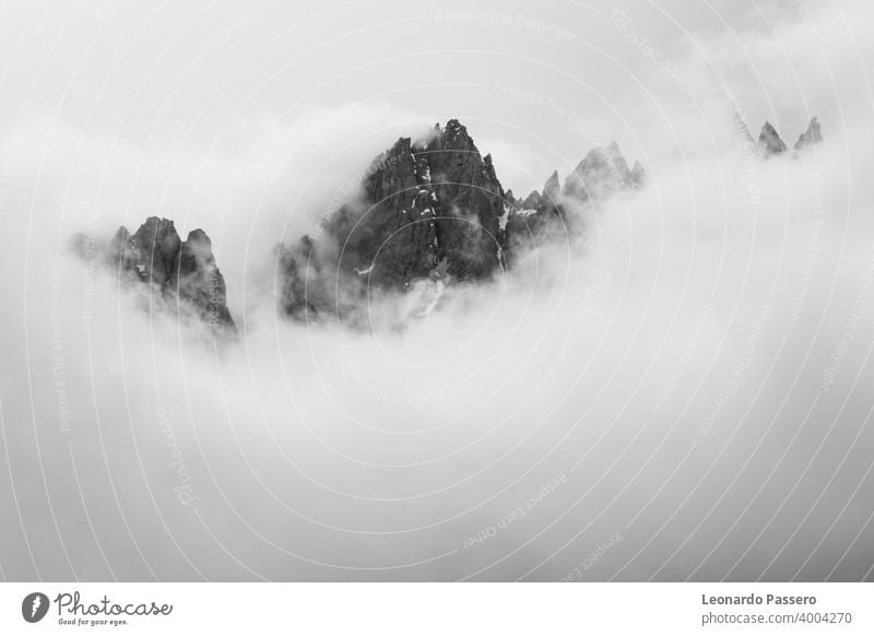 die Berge Dolomiten "rocca dei baranci" bedeckt von Wolken , Innichen - Italien dolomiti dolomitisch Berge u. Gebirge Bergkamm Veneto Hochpustertal Alpen