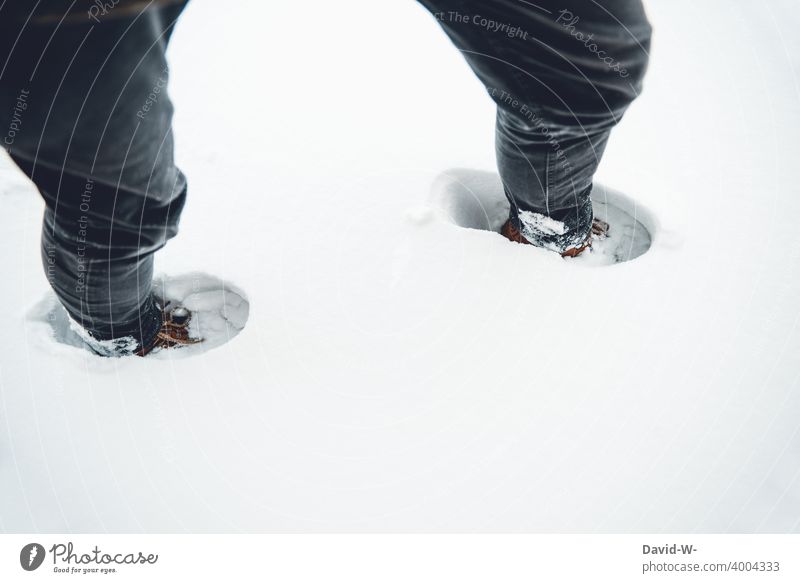 Mann stampft durch tiefen Schnee versinken stampfen Schuhe Schneefall Schneedecke Winter Wintertag winterlich weiß Winterstimmung Winterlandschaft