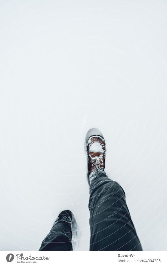 durch den tiefen Schnee waten Winter gehen versinken hoch weiß Schuhe Wintereinbruch kalt Winterstimmung