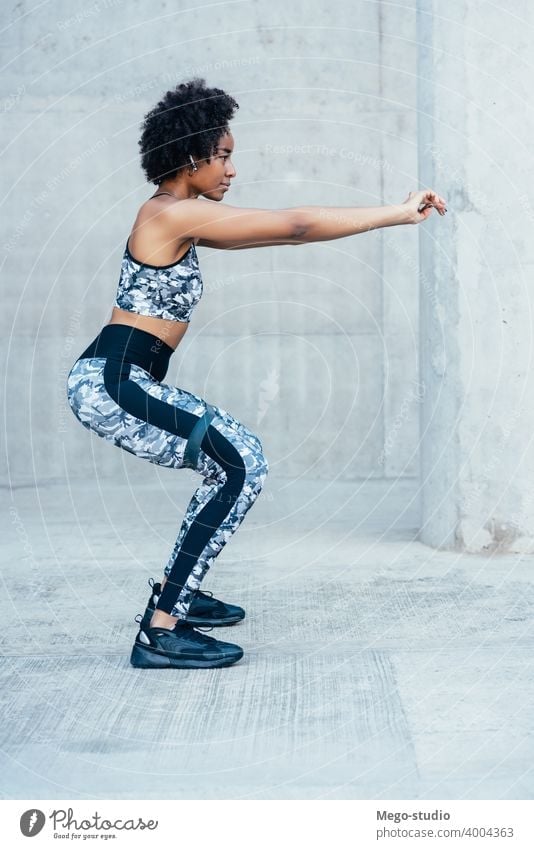 Afro athletische Frau macht Übung im Freien. Sport Training stark Hintergrund Menschen Pflege Freizeit Körper Porträt Aktion Bewegung Herz trainiert. Motivation