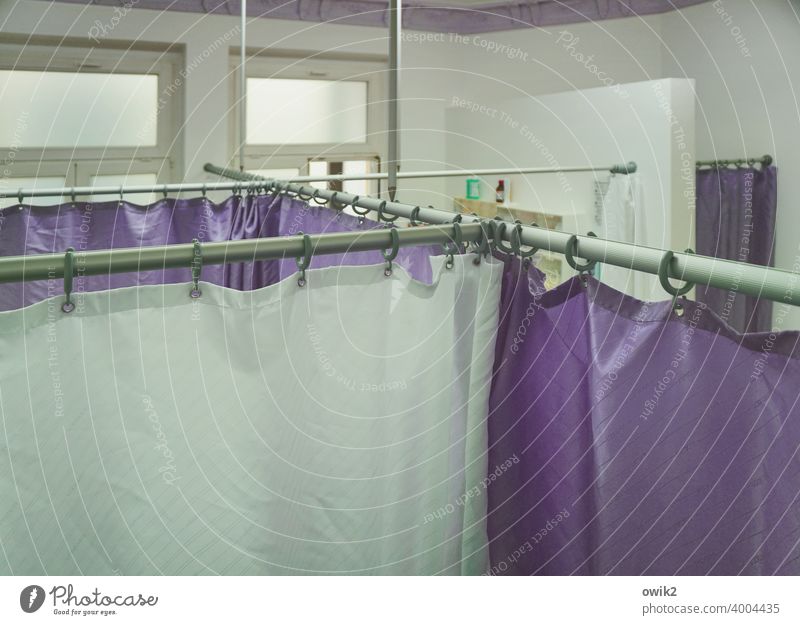 Beim Onkel Dokter Vorhang Jalousie ruhig Behandlungsraum Artzpraxis Kabinen Gestänge Sichtschutz Fenster Innenraum Zentralperspektive violett lila weiß sauber