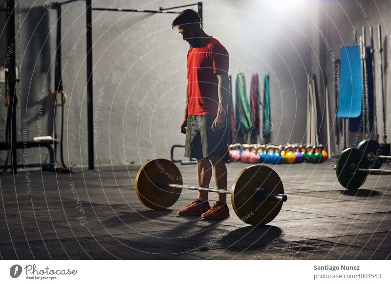 Kaukasischer Mann hebt eine Langhantel. Crossfit Funktionstraining Fitnessstudio Gesundheit Sport Training Übung Lifestyle passen Erwachsener Vitalität