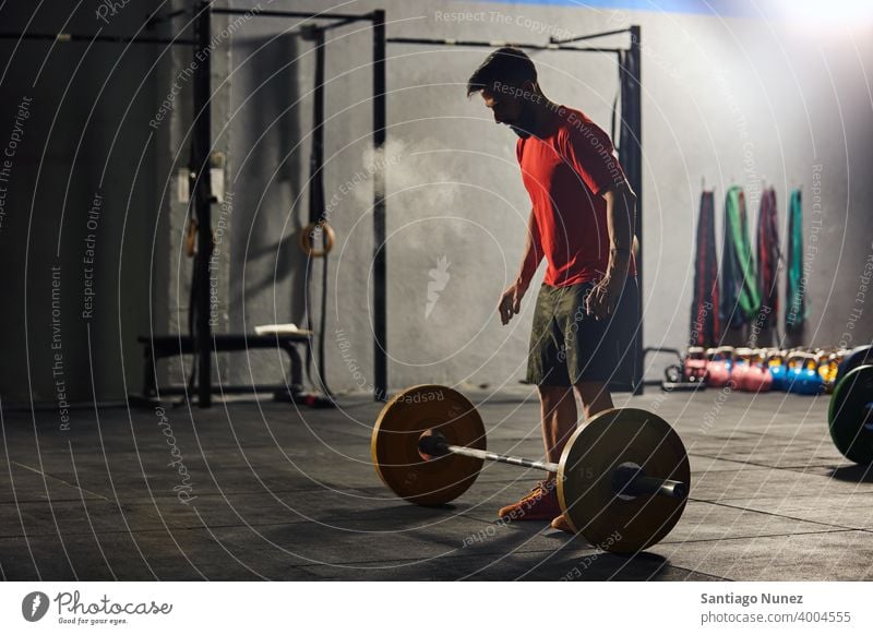 Kaukasischer Mann hebt eine Langhantel. Crossfit Funktionstraining Fitnessstudio Gesundheit Sport Training Übung Lifestyle passen Erwachsener Vitalität
