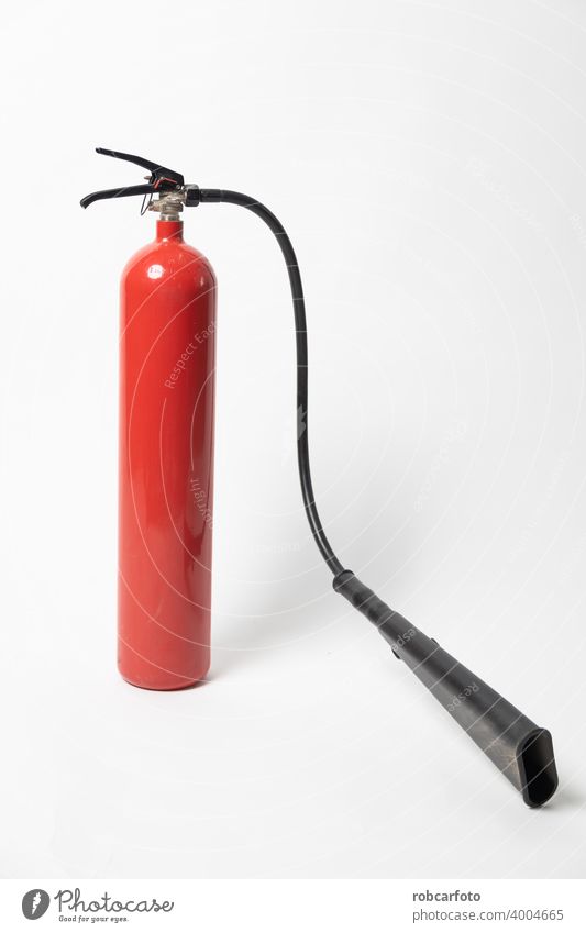 Feuerlöscher auf weißem Hintergrund Chemikalie Werkzeug Schlauch Gerät Metall retten Sicherheit Feuerwehrmann rot Gefahr Schutz Notfall Container Löschung Druck