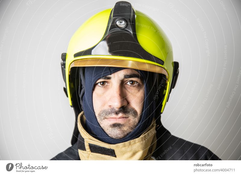 Feuerwehrmann auf weißem Hintergrund Ausrüstung Erwachsener Kämpfer Dienst Person Porträt Sicherheit Uniform Schutz gelb vereinzelt Kaukasier Beruf Stehen