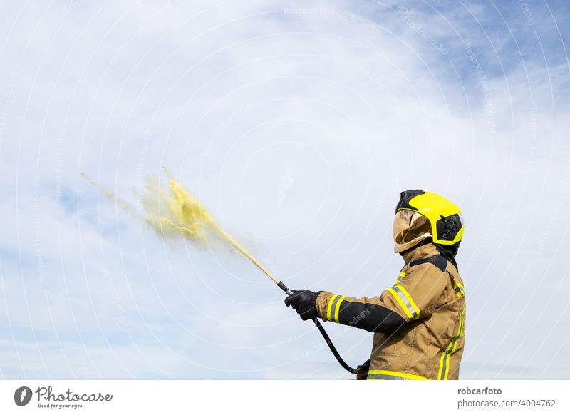 Feuerwehrmann auf weißem Hintergrund Ausrüstung Erwachsener Kämpfer Dienst Person Porträt Sicherheit Uniform Schutz gelb vereinzelt Kaukasier Beruf Stehen