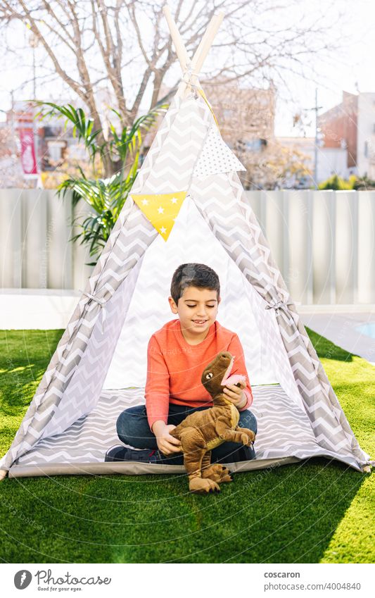 Kleiner Junge spielt in einem indischen Zelt Kaukasier Kind Kinderbetreuung Kindheit Kleidung Tracht niedlich Dinosaurier lehrreich Feder Spaß lustig Spiel