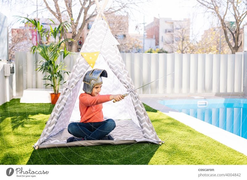 Kleiner Junge spielt in einem indischen Zelt Kaukasier Kind Kinderbetreuung Kindheit Kleidung Tracht niedlich lehrreich Feder Spaß lustig Spiel Garten Gras