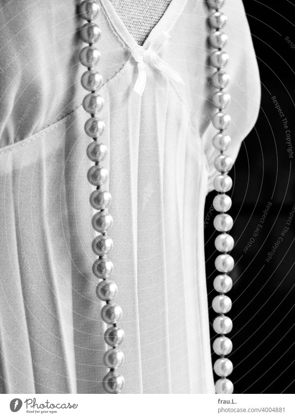 Nachthemd mit Perlenkette Bekleidung Mode Plissee Modeschmuck Halskette elegant Negligé mädchenhaft Schaufenster